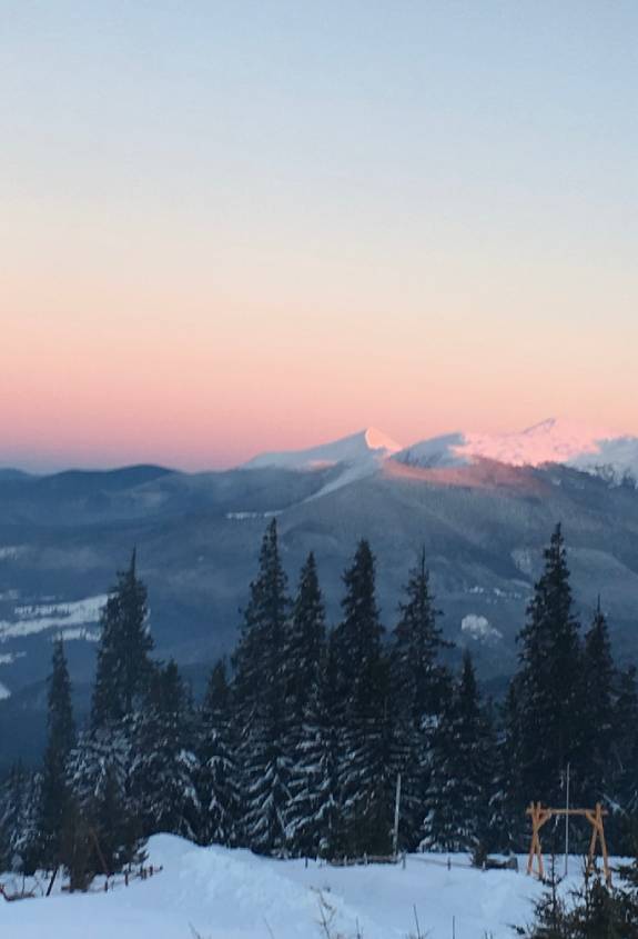 Засніжені схили гір